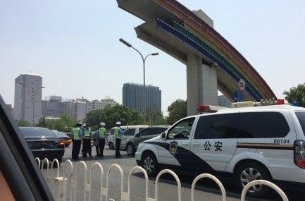 北京建国门桥西一无牌奥迪撞飞交警