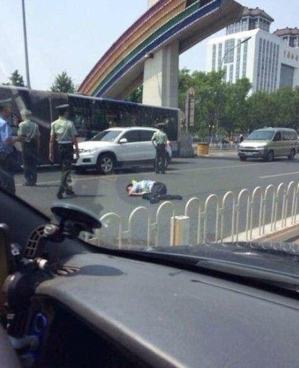 北京建国门桥西一无牌奥迪撞飞交警
