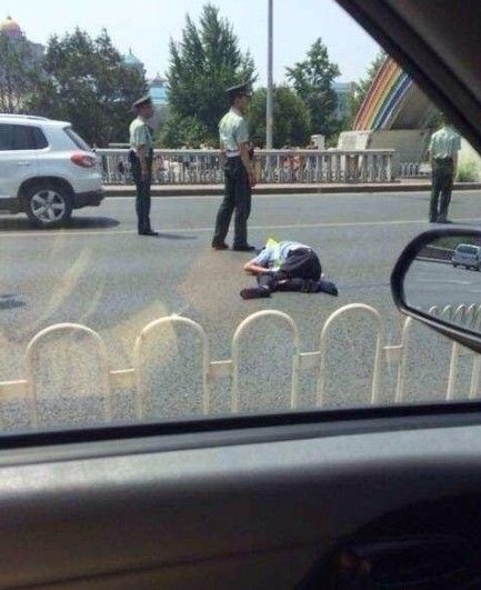 北京建国门桥西一无牌奥迪撞飞交警