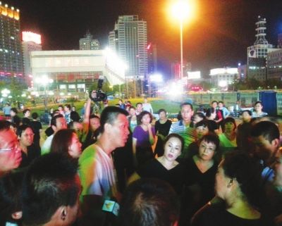 城管劝广场舞者遭大妈大叔围攻