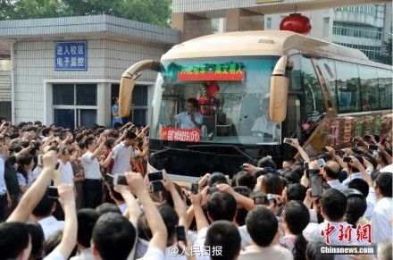 安徽毛坦厂中学七千高考复读生赴考
