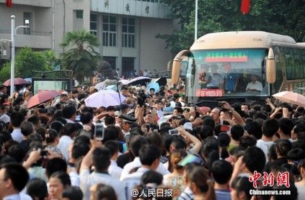 安徽毛坦厂中学七千高考复读生赴考