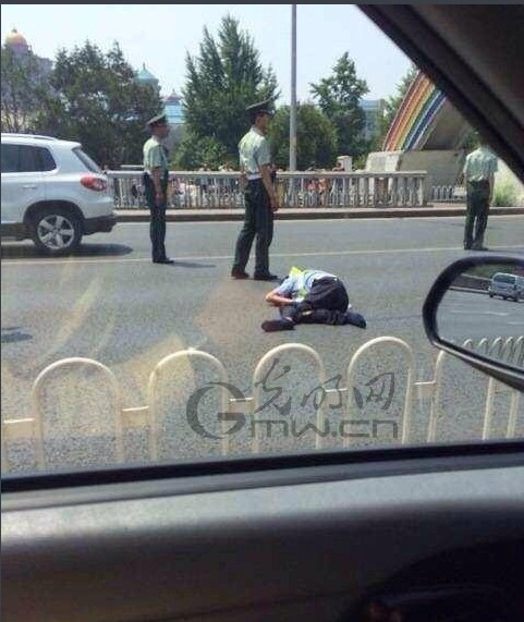 北京建国门桥西一无牌奥迪撞飞交警