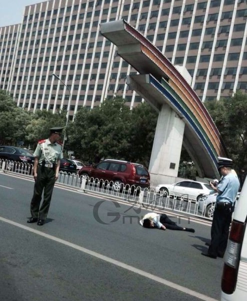 北京建国门桥西一无牌奥迪撞飞交警1