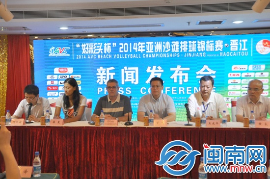 薛晨（左二）出席新闻发布会