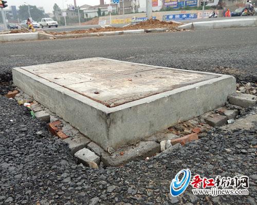 安海南环路井盖高出路面10厘米