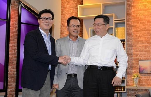 柯文哲姚文智电视受访，被评对话平淡毫无火花。（台 