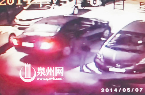 受害者刚出小区门口，就被车上的歹徒（左车）盯上