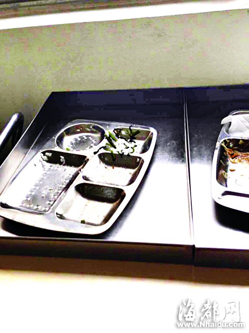 省委办公厅宿舍大门旁的食堂，快餐盘都接近“光盘”