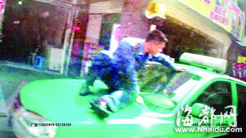 执法者被迫跳到引擎盖上