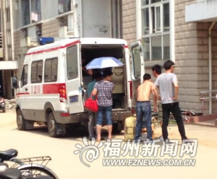 急救车帮学生运行李