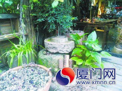 　店门口剩下的一块石磨盘。