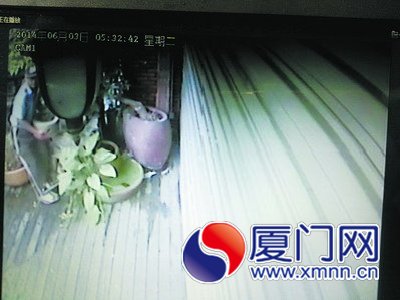 男子趁保安不在,上前搬起石磨心