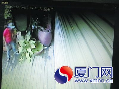 男子得手后,女子上前查看是否还有值钱的东西