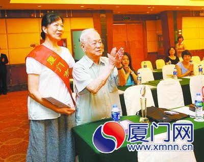94岁的周绍民和女儿周跃