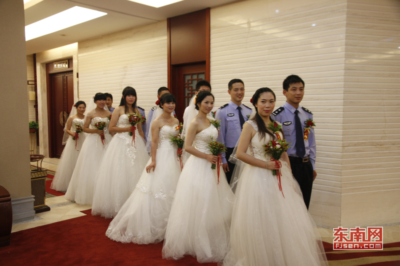 “情系警营，缘定今生”集体婚礼现场
