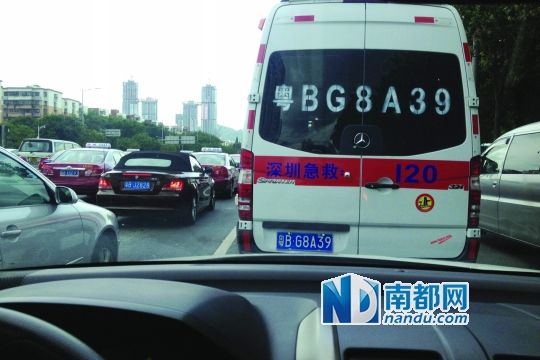 现场9辆车不避让被扣3分罚300元