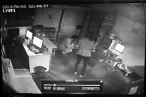 魏德明逃到一家网吧报警求救时的监控视频。