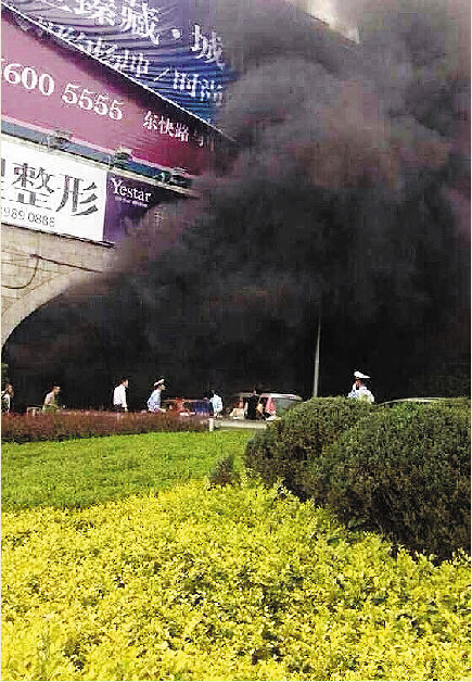 大连椒金山隧道内SUV起火爆炸2