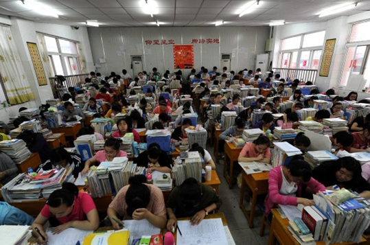 150多个学生挤在一起，显得十分拥挤。