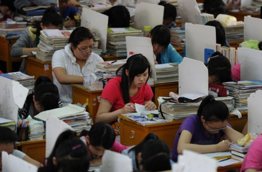 学生在不间断的模拟考试中度过临考的几天。