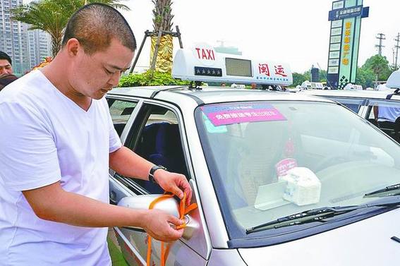 为参加送考的爱心出租车，都在车身后视镜上系上一条 
