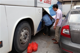 “客车捎货”现象在我市并不鲜见