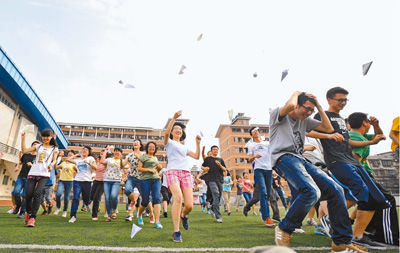 广西桂林中学高三学生一起放飞纸飞机迎接即将到来的 