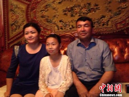 艾尼·库尔班（右一），刘金淼（中）
