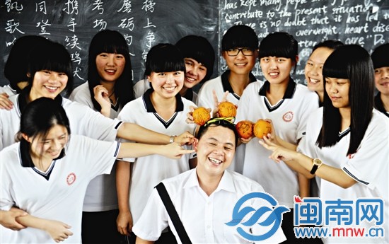 平时严肃的班主任，在最后一课，成了学生们的“开心 