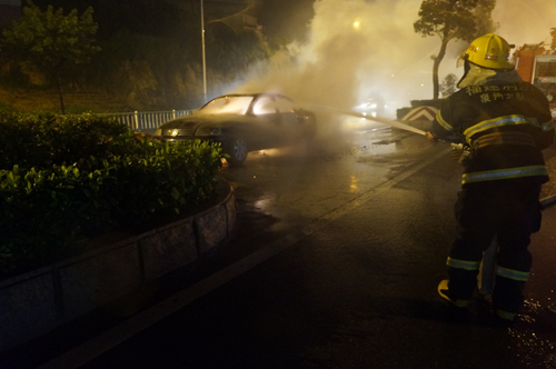 深夜下着大雨 轿车突然自燃