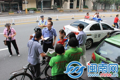 民警、志愿者和家长都在劝事故双方别吵