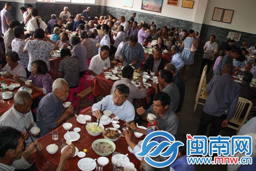 这么多老人一起吃免费的爱心午餐