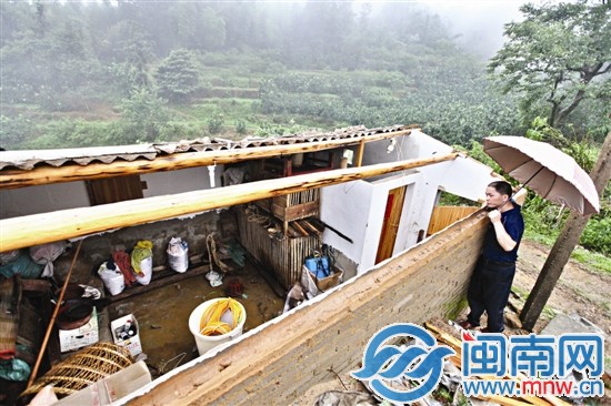 一村民家的屋顶几乎全被吹走