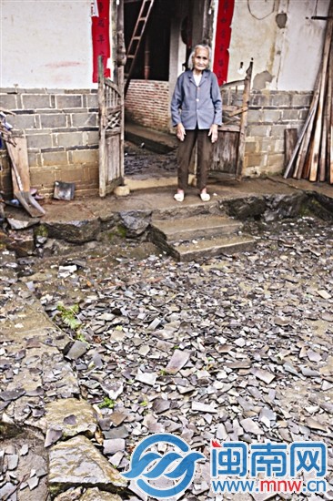 村民家门前，满地都是瓦片