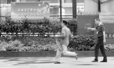 一名考生忘记带证件迟到,飞奔跑向考场