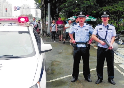 考场外面的警察配枪维持现场秩序