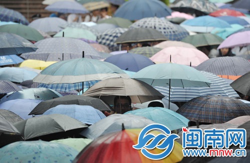 昨天上午语文考试结束，泉州五中，伞下是轻松面孔