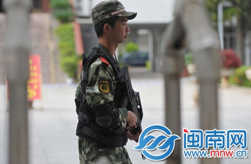 泉州五中考点，武警持枪保护考场安全