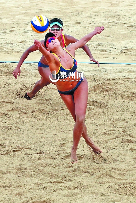 中国队选手薛晨(前)奋力比赛中