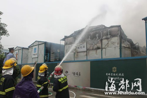 消防官兵正在灭火