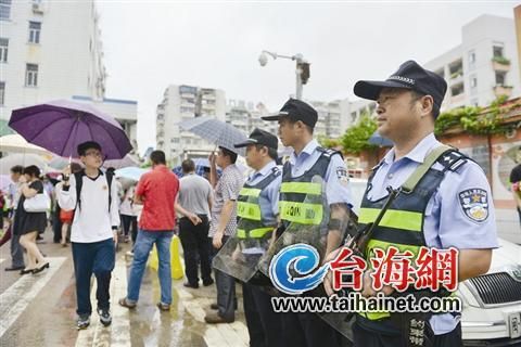 民警荷枪实弹保卫高考