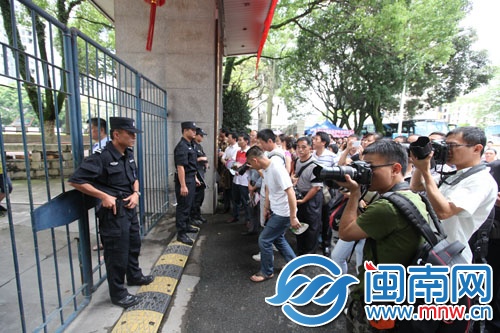 一中考场外，特警维持秩序