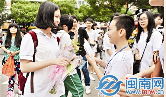泉州九中门口，海都小记者迎接刚参加完高考的姐姐， 