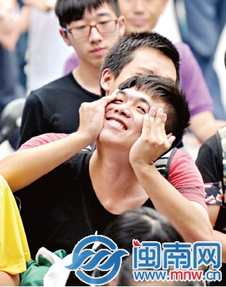 终于考完了，泉州五中，两个男生玩闹在一起