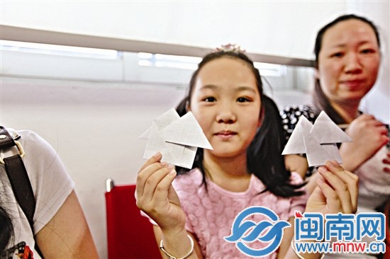 母女俩将信叠成房子状，活泼有趣