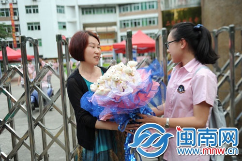 妈妈唯一一次接送，就送上12只小熊，女儿感到不好意 