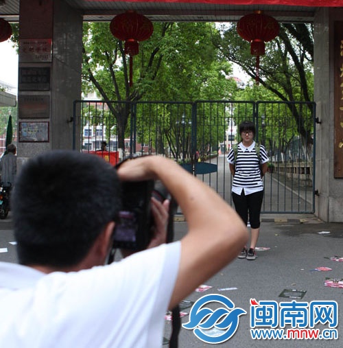 女儿出来后，易先生帮她拍照留念