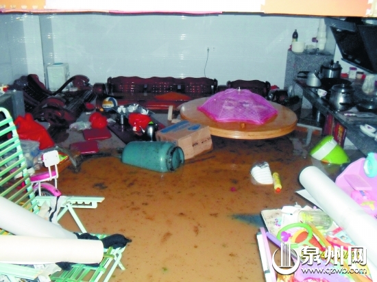水漫进店面,家中物品东倒西歪漂浮在水面上
