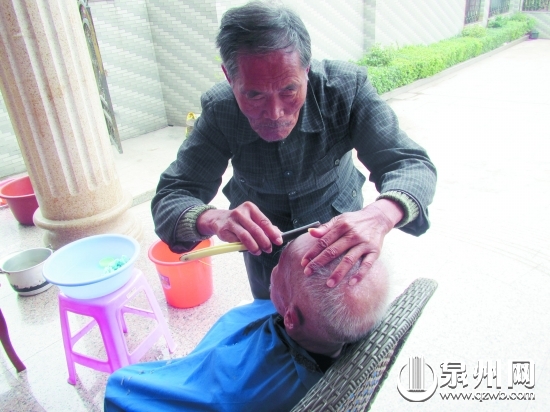 曾树仁为村民细致理发